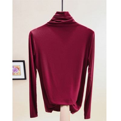 Čista bluza s visokim ovratnikom