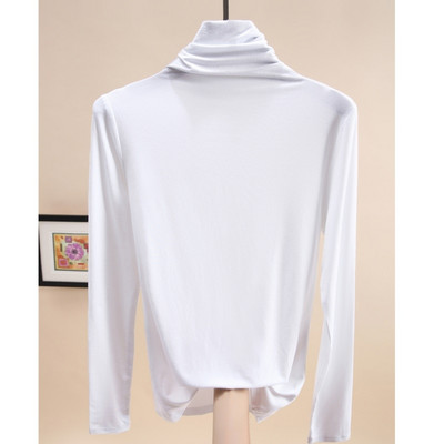 Čista bluza s visokim ovratnikom