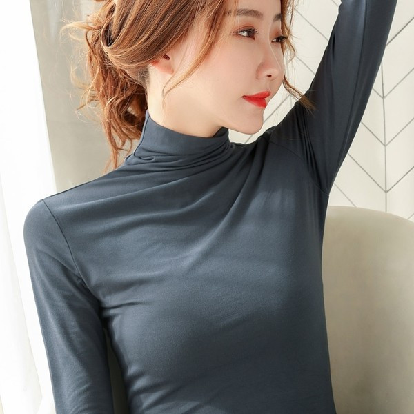 Čista bluza s visokim ovratnikom