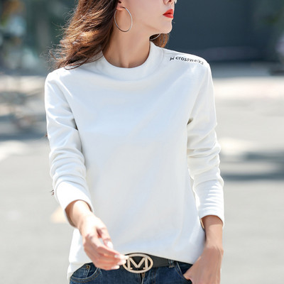 Bluză de damă cu decolteu O și inscripții brodate