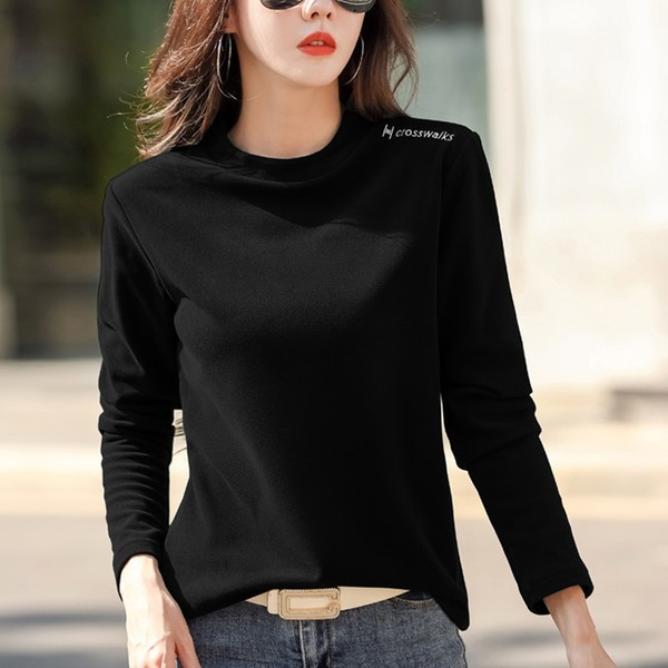 Bluză de damă cu decolteu O și inscripții brodate