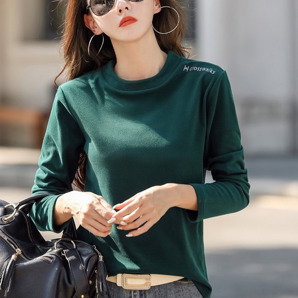 Bluză de damă cu decolteu O și inscripții brodate