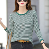 Naiste triibuline ovaalse kaelusega pluus