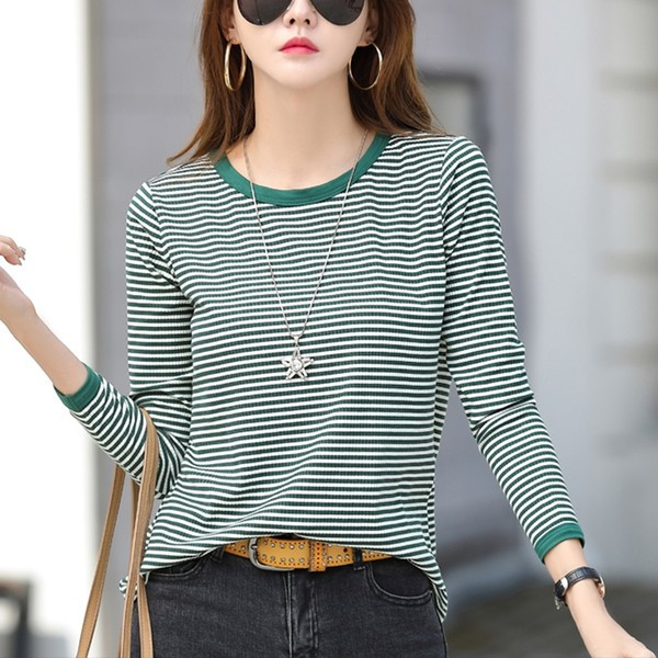 Naiste triibuline ovaalse kaelusega pluus