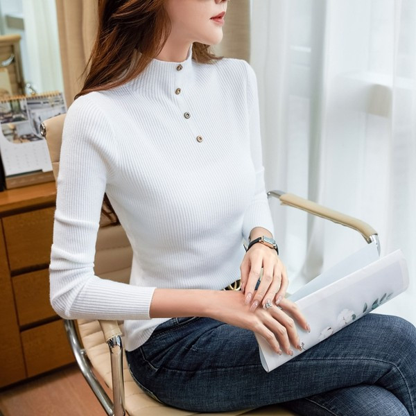 Daka ikdienas blūze ar polo apkakli un pogām smalkā adījumā