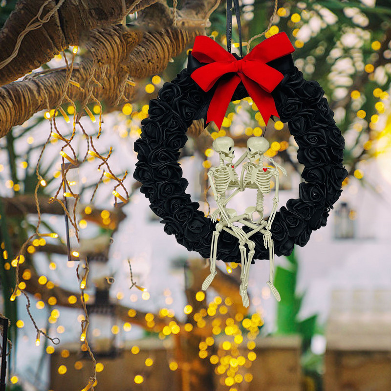 Halloweeni gooti stiilis paari pealuu, musta roosi pärja, rippuv uks, kaunistus skelett armastaja vanikupeo ripats, kodukaunistus