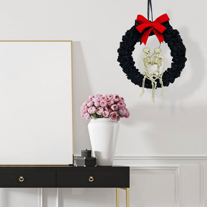 Halloweeni gooti stiilis paari pealuu, musta roosi pärja, rippuv uks, kaunistus skelett armastaja vanikupeo ripats, kodukaunistus