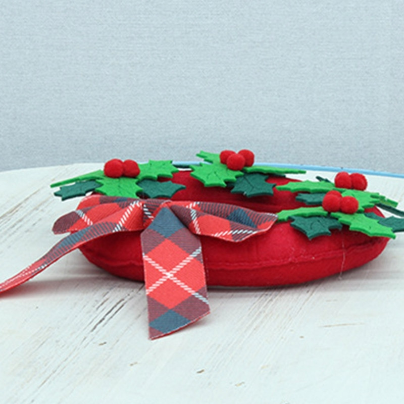 Τεχνητό Χριστουγεννιάτικο στεφάνι Πράσινα φύλλα Κόκκινα μούρα στολίδι μενταγιόν 85DA