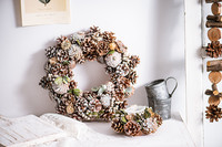 Ziemassvētku rotājumi vainags Mājas durvis Sienas Svētku piederumi Ar rokām darināti vainagi Vītnes Apaļa dizaina priedes čiekurs