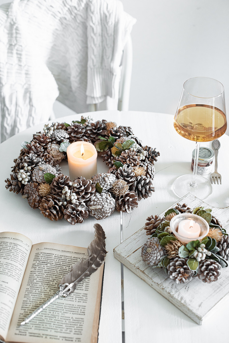 Ziemassvētku rotājumi vainags Mājas durvis Sienas Svētku piederumi Ar rokām darināti vainagi Vītnes Apaļa dizaina priedes čiekurs