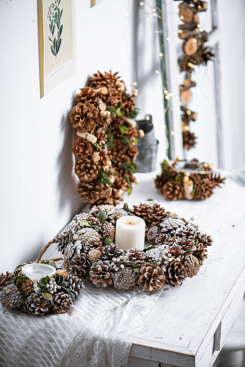 Ziemassvētku rotājumi vainags Mājas durvis Sienas Svētku piederumi Ar rokām darināti vainagi Vītnes Apaļa dizaina priedes čiekurs