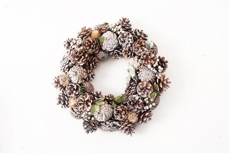 Ziemassvētku rotājumi vainags Mājas durvis Sienas Svētku piederumi Ar rokām darināti vainagi Vītnes Apaļa dizaina priedes čiekurs