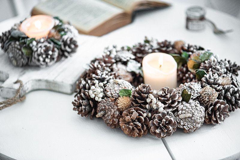 Ziemassvētku rotājumi vainags Mājas durvis Sienas Svētku piederumi Ar rokām darināti vainagi Vītnes Apaļa dizaina priedes čiekurs