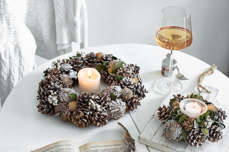 Ziemassvētku rotājumi vainags Mājas durvis Sienas Svētku piederumi Ar rokām darināti vainagi Vītnes Apaļa dizaina priedes čiekurs