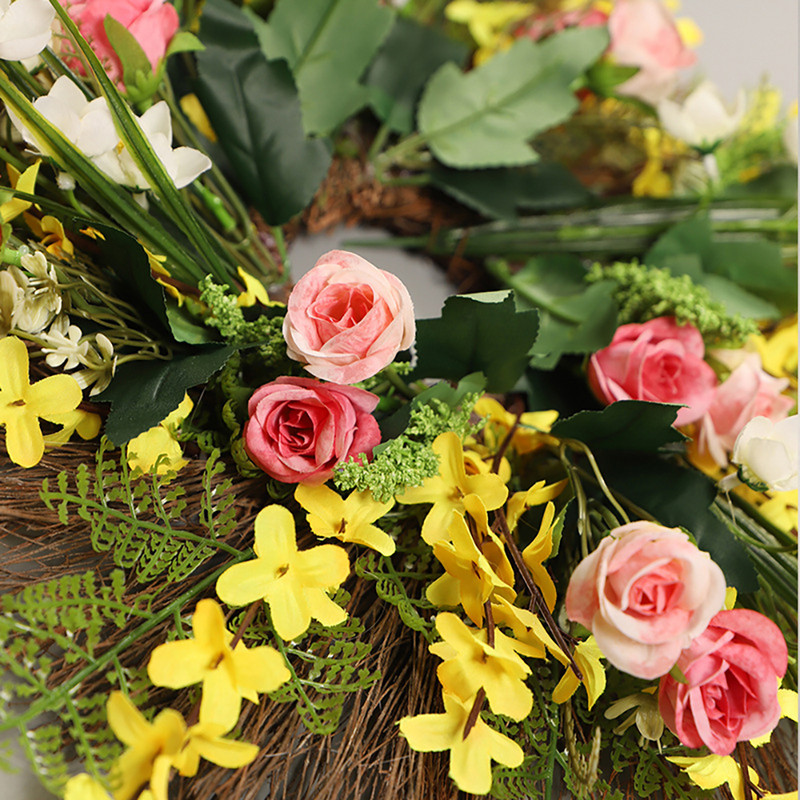 Kevadine esiukse pärg – värviline lillepärg roosi, talvejasmiini, karikakra ja sõnajalgadega pulmaseinakaunistuseks