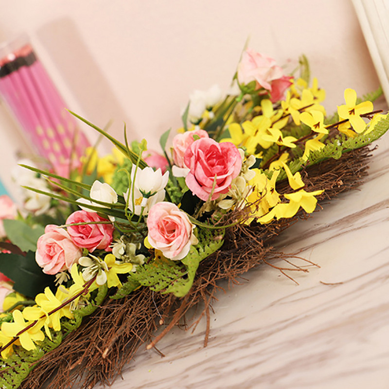 Kevadine esiukse pärg – värviline lillepärg roosi, talvejasmiini, karikakra ja sõnajalgadega pulmaseinakaunistuseks