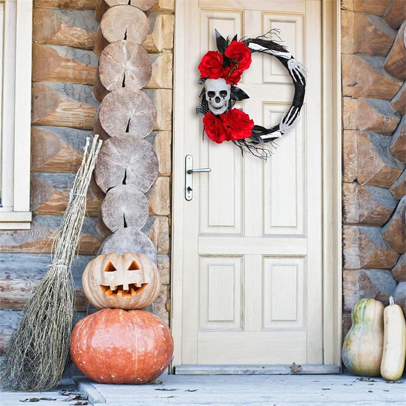 Halloweeni pärja rippuv pealuu kummituskaunistused ees Halloweeni peoukse rippuvad aknapärjad rekvisiidid taustakaunistus