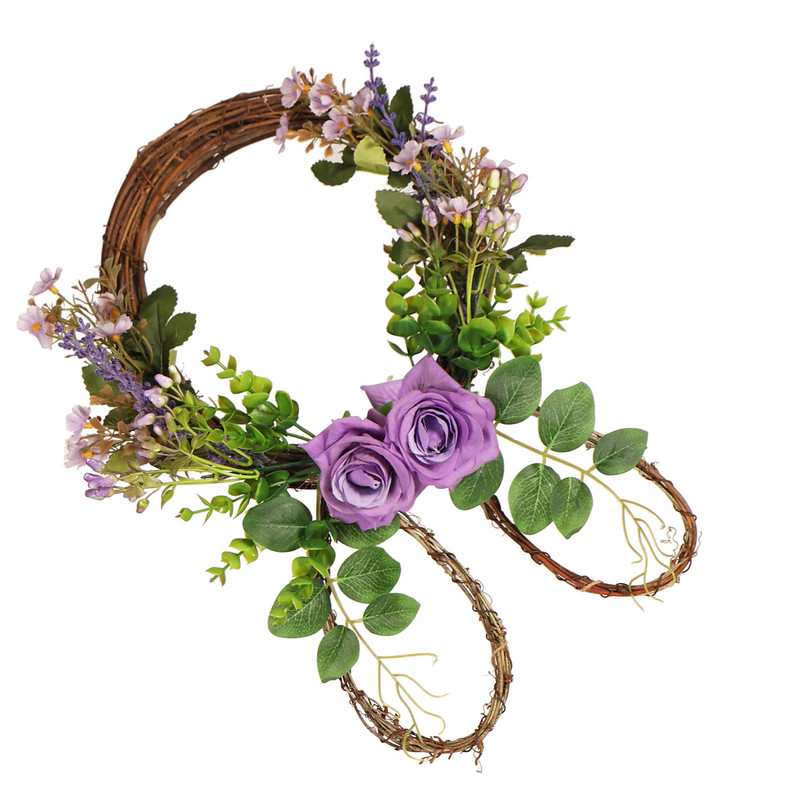 Lihavõttepärja kaunistus lilla roosi ja roheliste lehtedega rotangist pärg esiukse seina akna pühadekaunistuseks