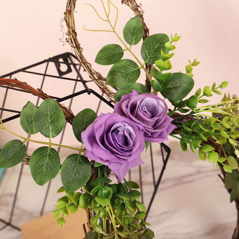 Lihavõttepärja kaunistus lilla roosi ja roheliste lehtedega rotangist pärg esiukse seina akna pühadekaunistuseks