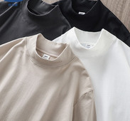 O bluză de bărbați model curat, cu mâneci lungi și guler polo