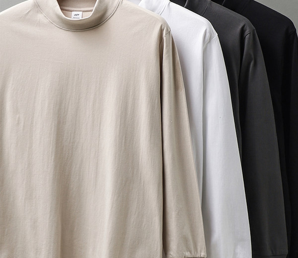 O bluză de bărbați model curat, cu mâneci lungi și guler polo