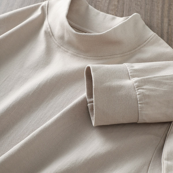 O bluză de bărbați model curat, cu mâneci lungi și guler polo