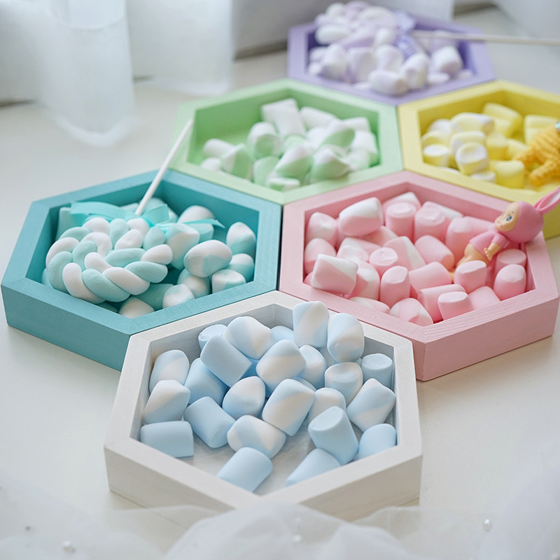 10 tk Simuleeritud kedratud suhkru võltsitud vahukommi magustoidumudel, mis on valmistatud savist kooki kaunistamiseks vitriinfotograafia jaoks