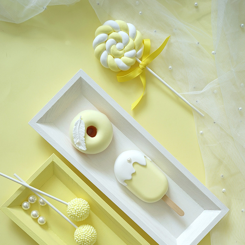 Kunstkommide simuleeritud pulgakommi simulatsioon, puuvillane võltskoogipoe aken, rekvisiitide fotograafia taust