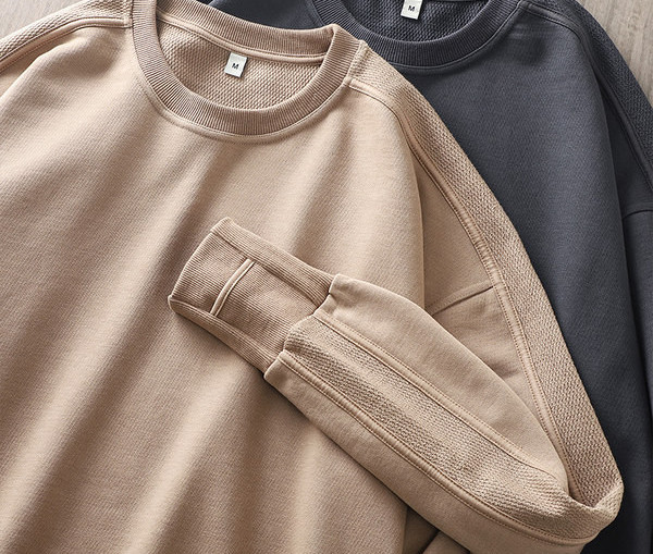 Bluză bărbătească model larg cu decolteu oval și mâneci lungi