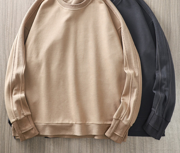 Bluză bărbătească model larg cu decolteu oval și mâneci lungi