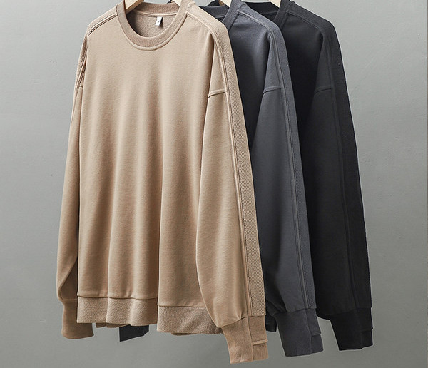 Bluză bărbătească model larg cu decolteu oval și mâneci lungi