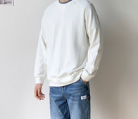 Bluză bărbătească cu decolteu oval și emblemă