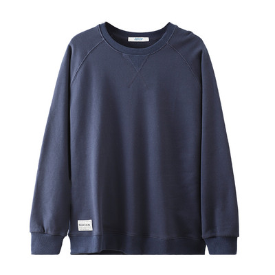 Bluză bărbătească cu decolteu oval și emblemă