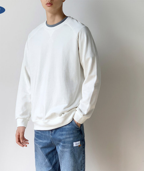 Bluză bărbătească cu decolteu oval și emblemă