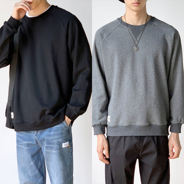 Bluză bărbătească cu decolteu oval și emblemă