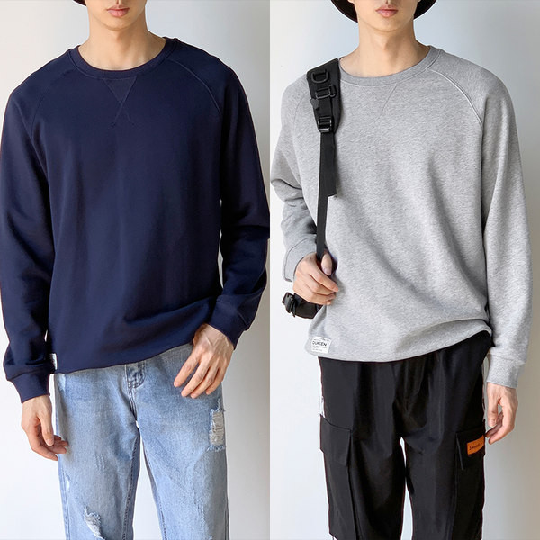 Bluză bărbătească cu decolteu oval și emblemă