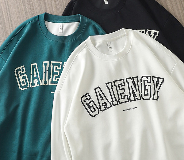 Tasuta mustriga meeste pluus kirjaga