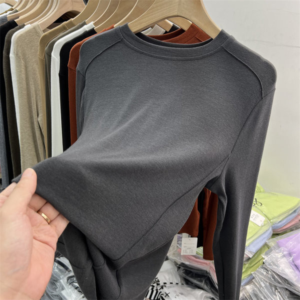 Bluză de damă model curat cu decolteu în formă de O