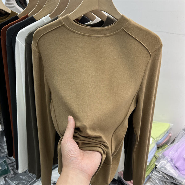 Bluză de damă model curat cu decolteu în formă de O