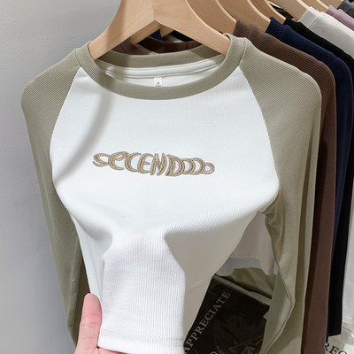 Uue mudeli naiste pluus ovaalse kaelusega ja kirjaga