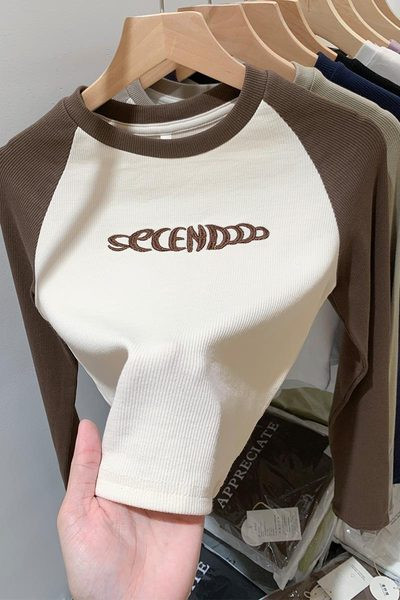 Uue mudeli naiste pluus ovaalse kaelusega ja kirjaga