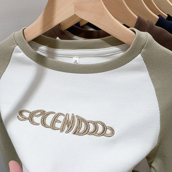 Uue mudeli naiste pluus ovaalse kaelusega ja kirjaga