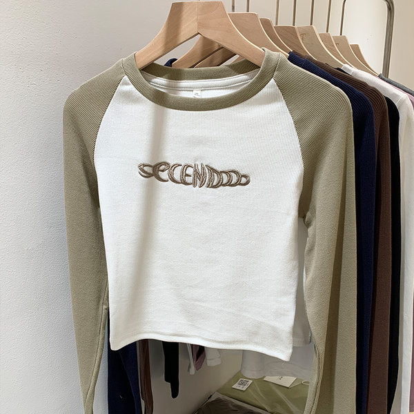 Uue mudeli naiste pluus ovaalse kaelusega ja kirjaga