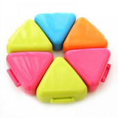 Trikampis suši „pasidaryk pats Nori“ ryžių rutulinė dėžutė, presuojama „Onigiri Maker“ virtuvės įrankiu