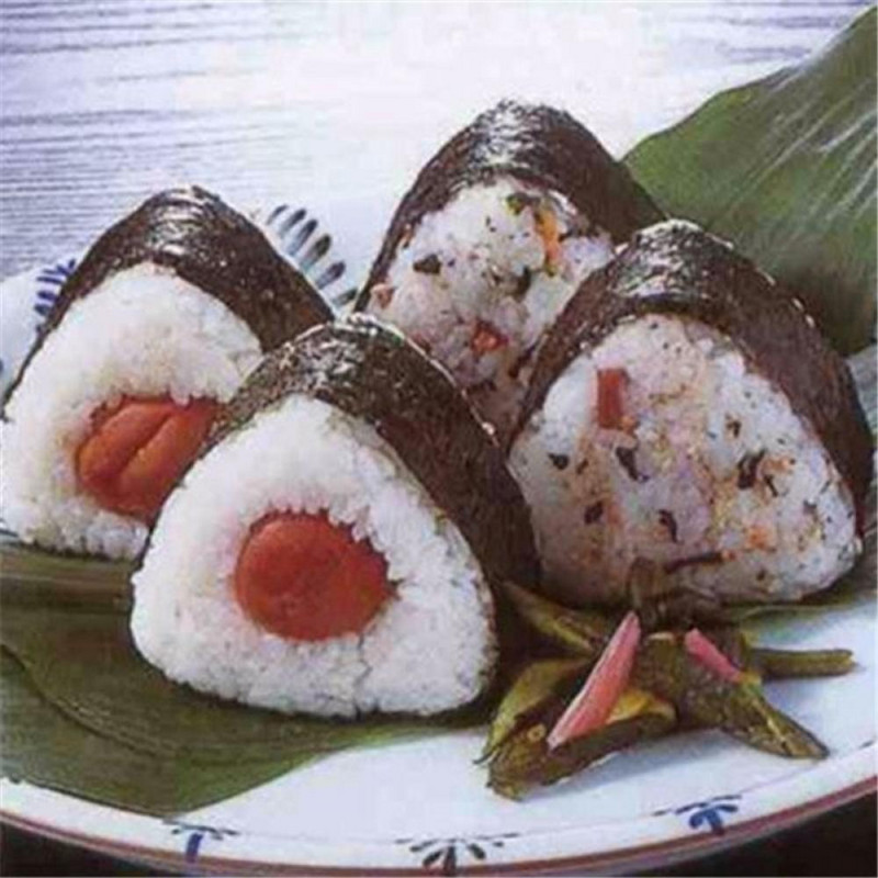 Trikampis suši „pasidaryk pats Nori“ ryžių rutulinė dėžutė, presuojama „Onigiri Maker“ virtuvės įrankiu