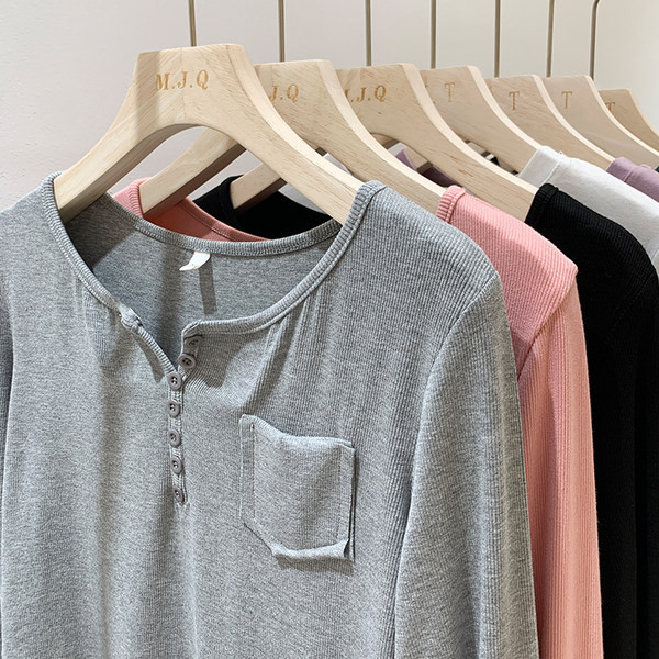 Tasku ja nööpidega vabaaja naiste pluus