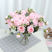 Siidroosi kunstlillekaunistuskimp pulmapidu Võltslillega pruut hoiab lille Koduaia lauaplaadi paigutus