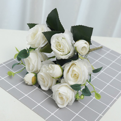 Siidroosi kunstlillekaunistuskimp pulmapidu Võltslillega pruut hoiab lille Koduaia lauaplaadi paigutus