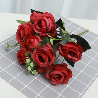 Siidroosi kunstlillekaunistuskimp pulmapidu Võltslillega pruut hoiab lille Koduaia lauaplaadi paigutus