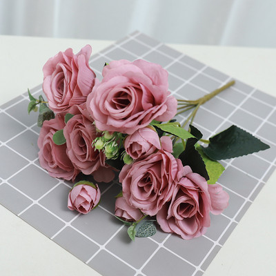 Siidroosi kunstlillekaunistuskimp pulmapidu Võltslillega pruut hoiab lille Koduaia lauaplaadi paigutus